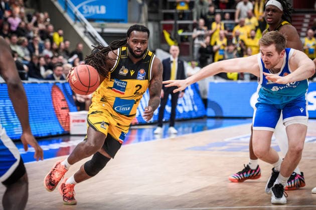 Traveon Buchanan MHP RIESEN Ludwigsburg, 02 vs Till Pape Frankfurt Skyliners, 19 , re GER, MHP Riesen Ludwigsburg vs Skyliners Frankfurt, Basketball Bundesliga, easycredit BBL, 25 Matchday, Season 2025 2026, 20 03 2026 GER, MHP Riesen Ludwigsburg vs Skyliners Frankfurt, Basketball Bundesliga, easycredit BBL, 25 Matchday, Season 2025 2026, 20 03 2026 Ludwigsburg Copyright: xSandyxDinkelackerx EP_SDR