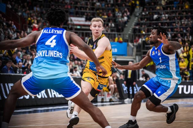 Toms Skuja MHP RIESEN Ludwigsburg, 05 between Nahiem Alleyne Frankfurt Skyliners, 04 , left and Isaiah Swope Frankfurt Skyliners, 01 , right GER, MHP Riesen Ludwigsburg vs Skyliners Frankfurt, Basketball Bundesliga, easycredit BBL, 25 Matchday, Season 2025 2026, 20 03 2026 GER, MHP Riesen Ludwigsburg vs Skyliners Frankfurt, Basketball Bundesliga, easycredit BBL, 25 Matchday, Season 2025 2026, 20 03 2026 Ludwigsburg Copyright: xSandyxDinkelackerx EP_SDR