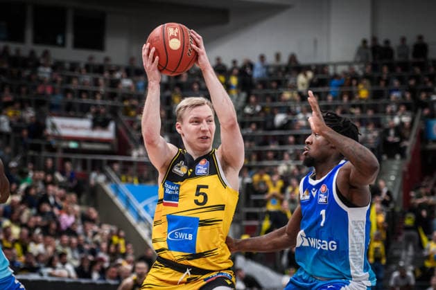 Toms Skuja MHP RIESEN Ludwigsburg, 05 vs Isaiah Swope Frankfurt Skyliners, 01 GER, MHP Riesen Ludwigsburg vs Skyliners Frankfurt, Basketball Bundesliga, easycredit BBL, 25 Matchday, Season 2025 2026, 20 03 2026 GER, MHP Riesen Ludwigsburg vs Skyliners Frankfurt, Basketball Bundesliga, easycredit BBL, 25 Matchday, Season 2025 2026, 20 03 2026 Ludwigsburg Copyright: xSandyxDinkelackerx EP_SDR