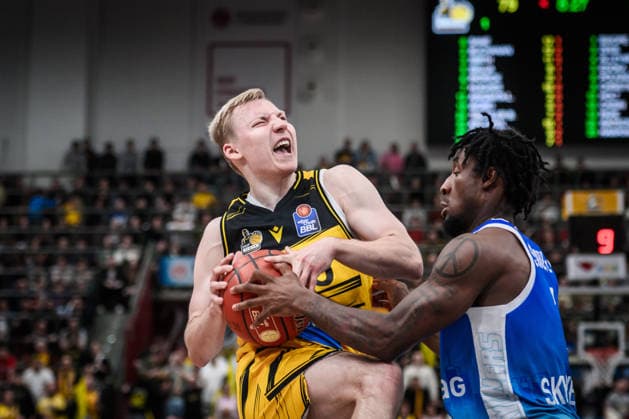 Toms Skuja MHP RIESEN Ludwigsburg, 05 vs Isaiah Swope Frankfurt Skyliners, 01 GER, MHP Riesen Ludwigsburg vs Skyliners Frankfurt, Basketball Bundesliga, easycredit BBL, 25 Matchday, Season 2025 2026, 20 03 2026 GER, MHP Riesen Ludwigsburg vs Skyliners Frankfurt, Basketball Bundesliga, easycredit BBL, 25 Matchday, Season 2025 2026, 20 03 2026 Ludwigsburg Copyright: xSandyxDinkelackerx EP_SDR