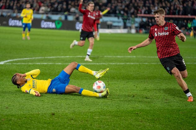 Germany Soccer 2 Bundesliga, Matchday 27 2025 2026, Hannover 96 Eintracht Braunschweig on 20 03 in Hannover Heinz von Heiden Arena Sidi SanÃ Eintracht Braunschweig 24 Maik Nawrocki Hannover 96 6 Copyright: xSvenxHeidmannx