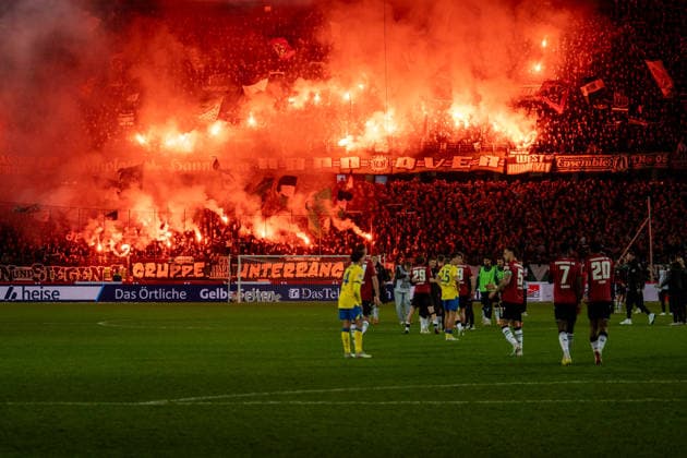 Germany Soccer 2 Bundesliga, 27 Matchday 2025 2026, Hannover 96 Eintracht Braunschweig on 20 03 in Hannover Heinz von Heiden Arena final whistle, pyro, pyrotechnics, fans, Ultras, Hannover, derby Copyright: xSvenxHeidmannx