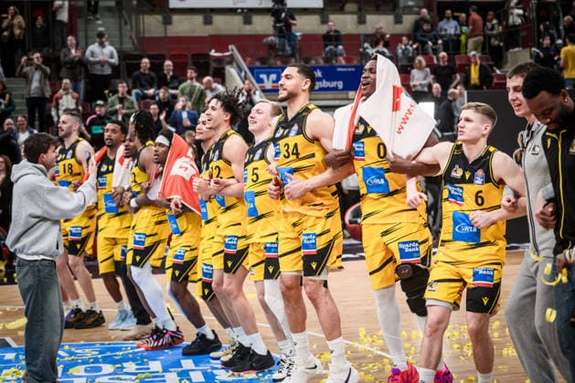 MHP Riesen cheering, joy, jubilant dance in front of fans GER, MHP Riesen Ludwigsburg vs Skyliners Frankfurt, Basketball Bundesliga, easycredit BBL, 25 Matchday, Season 2025 2026, 20 03 2026 GER, MHP Riesen Ludwigsburg vs Skyliners Frankfurt, Basketball Bundesliga, easycredit BBL, 25 Matchday, Season 2025 2026, 20 03 2026 Ludwigsburg Copyright: xSandyxDinkelackerx EP_SDR