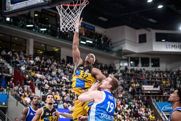 Keeshawn Kellman MHP RIESEN Ludwigsburg, 32 prevails against Till Pape Frankfurt Skyliners, 19 GER, MHP Riesen Ludwigsburg vs Skyliners Frankfurt, Basketball Bundesliga, easycredit BBL, 25 Matchday, Season 2025 2026, 20 03 2026 GER, MHP Riesen Ludwigsburg vs Skyliners Frankfurt, Basketball Bundesliga, easycredit BBL, 25 Matchday, Season 2025 2026, 20 03 2026 Ludwigsburg Copyright: xSandyxDinkelackerx EP_SDR