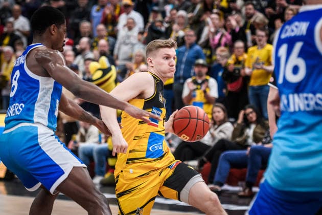 Johannes Patrick MHP RIESEN Ludwigsburg, 06 passes William Christmas Frankfurt Skyliners, 08 GER, MHP Riesen Ludwigsburg vs Skyliners Frankfurt, Basketball Bundesliga, easycredit BBL, 25 Matchday, Season 2025 2026, 20 03 2026 GER, MHP Riesen Ludwigsburg vs Skyliners Frankfurt, Basketball Bundesliga, easycredit BBL, 25 Matchday, Season 2025 2026, 20 03 2026 Ludwigsburg Copyright: xSandyxDinkelackerx EP_SDR