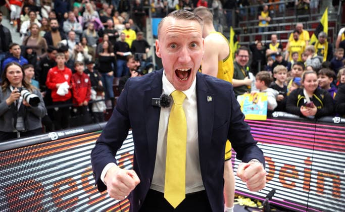 20 03 2026, Germany, Ludwigsburg Basketball MHP Riesen Ludwigsburg vs Frankfurt Skyliners, Mikko Riipinen Headcoach MHP RIESEN Ludwigsburg cheers