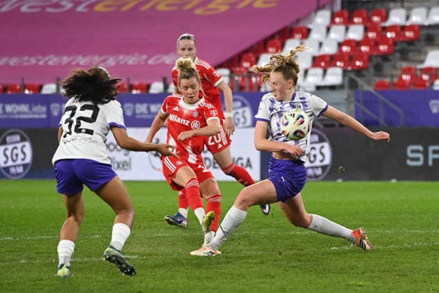 Linda DALLMANN M against Ella TOUON SGS Essen and Laura PUCKS SGS Essen action, duel, SGS Essen FC Bayern Muenchen 0 5 Soccer Google Pixel Bundesliga Womens Season 2025 2026, 21 Matchday, Matchday21 on 20 03 2026 at Stadion an der Hafenstrasse Essen, Â
