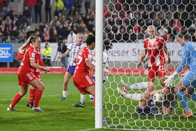 This goal of the Muenchenerinnen is annulled because of a Stuermerfoul, action, duel, SGS Essen FC Bayern Muenchen 0 5 Soccer Google Pixel Bundesliga Womens Season 2025 2026, 21 Matchday, Matchday21 on 20 03 2026 at Stadion an der Hafenstrasse Essen, Â