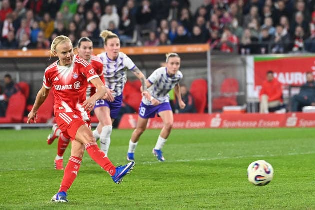 Pernille HARDER M scores from the penalty spot to make it 0 3, SGS Essen FC Bayern Muenchen 0 5 Fußball Google Pixel Bundesliga der Frauen Saison 2025 2026, 21 Spieltag, Spieltag21 am 20 03 2026 im Stadion an der Hafenstrasse Essen, Â