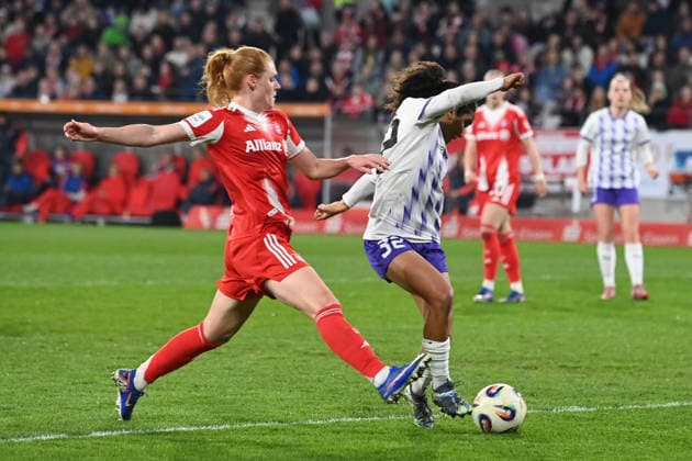 Stine BALLISAGER M vs Ella TOUON SGS Essen action, duel, SGS Essen FC Bayern Muenchen 0 5 Soccer Google Pixel Bundesliga Womens Season 2025 2026, 21 Matchday, Matchday21 on 20 03 2026 at Stadion an der Hafenstrasse Essen, Â