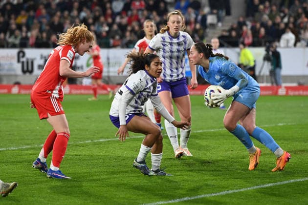 Stine BALLISAGER M against Ella TOUON SGS Essen and goalkeeper Luisa PALMEN SGS Essen action, duel, SGS Essen FC Bayern Muenchen 0 5 Soccer Google Pixel Bundesliga Womens Season 2025 2026, 21 Matchday, Matchday21 on 20 03 2026 at the stadium at Hafenstrasse Essen, Â