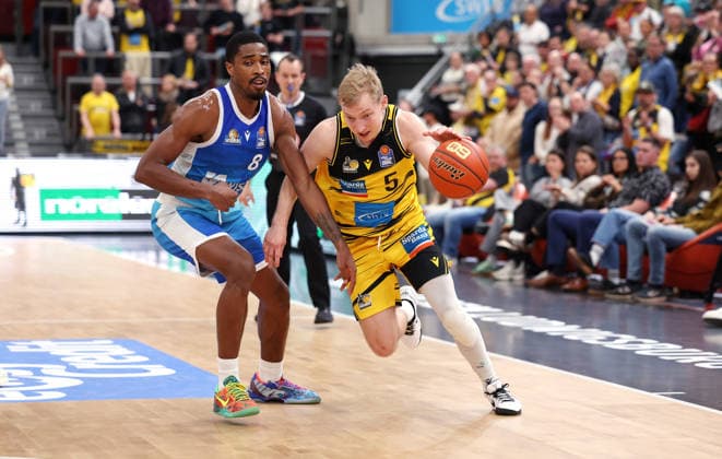 20 03 2026, Germany, Ludwigsburg Basketball MHP Riesen Ludwigsburg vs Frankfurt Skyliners, f l William Christmas Frankfurt Skyliners , Toms Skuja MHP RIESEN Ludwigsburg
