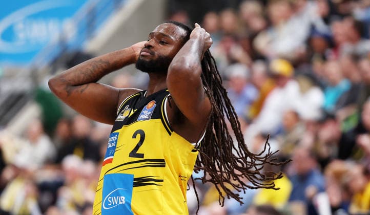 20 03 2026, Germany, Ludwigsburg Basketball MHP Riesen Ludwigsburg vs Frankfurt Skyliners, Tray Buchanan MHP RIESEN Ludwigsburg is doing his hair