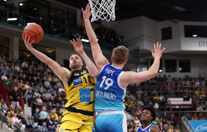 20 03 2026, Germany, Ludwigsburg Basketball MHP Riesen Ludwigsburg vs Frankfurt Skyliners, f l Jonas Wohlfarth Bottermann MHP RIESEN Ludwigsburg , Till Pape Frankfurt Skyliners