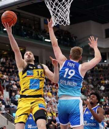 20 03 2026, Germany, Ludwigsburg Basketball MHP Riesen Ludwigsburg vs Frankfurt Skyliners, f l Jonas Wohlfarth Bottermann MHP RIESEN Ludwigsburg , Till Pape Frankfurt Skyliners