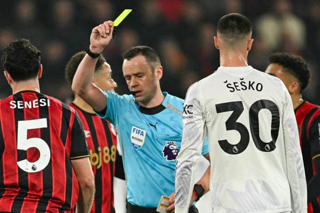 Bournemouth v Manchester United, ManU Premier League Benjamin Å eÅ¡ko of Manchester United is shown a yellow card by Referee Stuart Attwell during the Premier League match at the Vitality Stadium, Bournemouth 20 03 2026 UK Newspapers OUT Copyright: xJeremyxLandeyx FIL-23166-0049