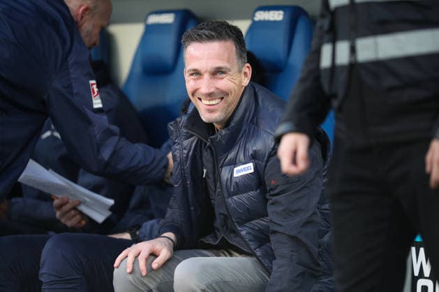 Laughing Christian Eichner Karlsruher SC, Head Coach shortly before kick-off, Karlsruher SC vs SpVgg Greuther Fuerth, 2 Bundesliga, Matchday 27, 2025 2026, 20 03 2026, DFL REGULATES PROHIBIT ANY USE OF PHOTOGRAPHS AS IMAGE SEQUENCES AND OR QUASI VIDEO, Karlsruher SC vs SpVgg Greuther Fuerth, 2 Bundesliga, Matchday 27, 2025 2026, 20 03 2026 Karlsruhe Copyright: xEibner-Pressefoto JanxPrihodax EP_JPA
