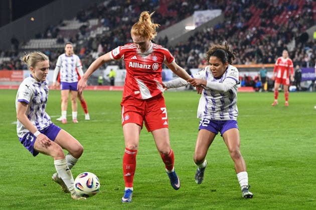 Stine BALLISAGER M against Paula FLACH SGS Essen and Ella TOUON SGS Essen action, duel, SGS Essen FC Bayern Muenchen 0 5 Soccer Google Pixel Bundesliga Womens Season 2025 2026, 21 Matchday, Matchday21 on 20 03 2026 at Stadion an der Hafenstrasse Essen, Â