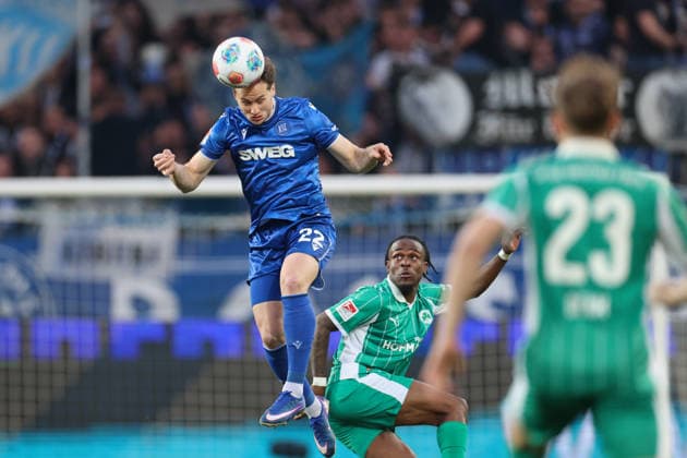Christoph Kobald Karlsruher SC, 22 clears in front of Noel Futkeu SpVgg Greuther Fuerth, 09 by header, Karlsruher SC vs SpVgg Greuther Fuerth, 2 Bundesliga, Matchday 27, 2025 2026, 20 03 2026, DFL REGULATIONS PROHIBIT ANY USE OF PHOTOGRAPHS AS IMAGE SEQUENCES AND OR QUASI VIDEO, Karlsruher SC vs SpVgg Greuther Fuerth, 2 Bundesliga, 27 Matchday, 2025 2026, 20 03 2026 Karlsruhe Copyright: xEibner-Pressefoto JanxPrihodax EP_JPA