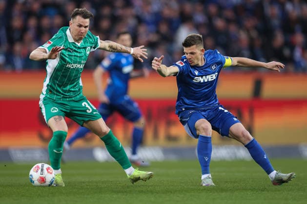 Felix Klaus SpVgg Greuther Fuerth, 30 in duel with Marvin Wanitzek Karlsruher SC, 10 , Karlsruher SC vs SpVgg Greuther Fuerth, 2 Bundesliga, Matchday 27, 2025 2026, 20 03 2026, DFL REGULATIONS PROHIBIT ANY USE OF PHOTOGRAPHS AS IMAGE SEQUENCES AND OR QUASI VIDEO, Karlsruher SC vs SpVgg Greuther Fuerth, 2 Bundesliga, 27 Matchday, 2025 2026, 20 03 2026 Karlsruhe Copyright: xEibner-Pressefoto JanxPrihodax EP_JPA