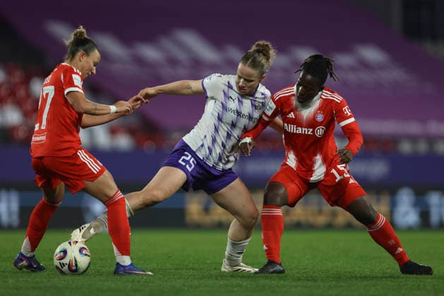 Arianna Caruso FC Bayern Munich , Paulina Platner SGS Essen and Bernadette Kakounan Amani FC Bayern Munich battle for the ball during the Woman Bundesliga match between SGS Essen and Bayern Munich at Stadion an der Hafenstraße on March 20 in Essen, Germany Photo by Oliver Kaelke DeFodi Images Arianna Caruso FC Bayern Munich , Paulina Platner SGS Essen and Bernadette Kakounan Amani FC Bayern München battle for the ball during the Woman Bundesliga match between SGS Essen and Bayern München at Stadion an der Hafenstraße on March 20, 2026 in Cologne, Germany Photo by Oliver Kaelke DeFodi Images DFL regulations prohibit any use of photographs as image sequences and or quasi video Photo by Oliver Kaelke DeFodi Images