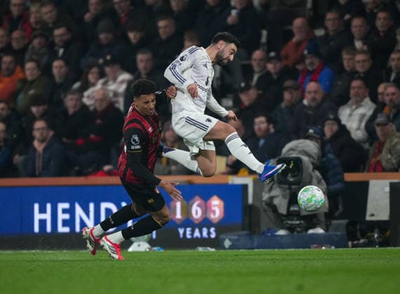 Bournemouth v Manchester United, ManU Premier League, Football, Vitality Stadium, Bournemouth, UK - 20 Mar 2026 Bruno Fernandes of Manchester United gets the better of James Hill of Bournemouth Bournemouth Vitality Stadium Bournemouth UK, UK NEWSPAPERS OUT Copyright: xSeanxRyanx