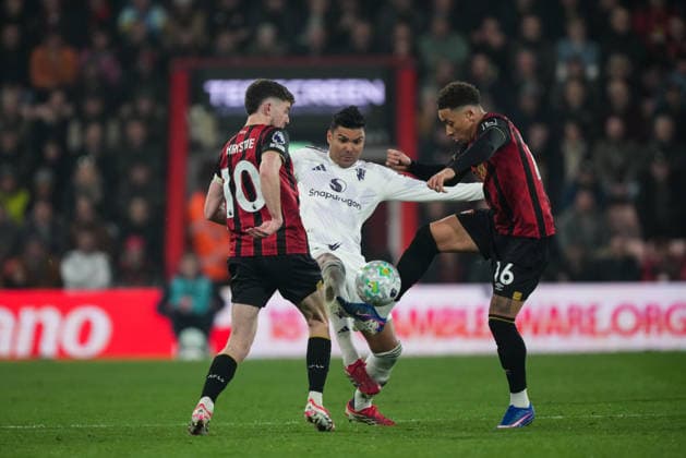 Bournemouth v Manchester United, ManU Premier League, Football, Vitality Stadium, Bournemouth, UK - 20 Mar 2026 Casemiro of Manchester United get in between Ryan Christie and Marcus Tavernier of Bournemouth Bournemouth Vitality Stadium Bournemouth UK, UK NEWSPAPERS OUT Copyright: xSeanxRyanx