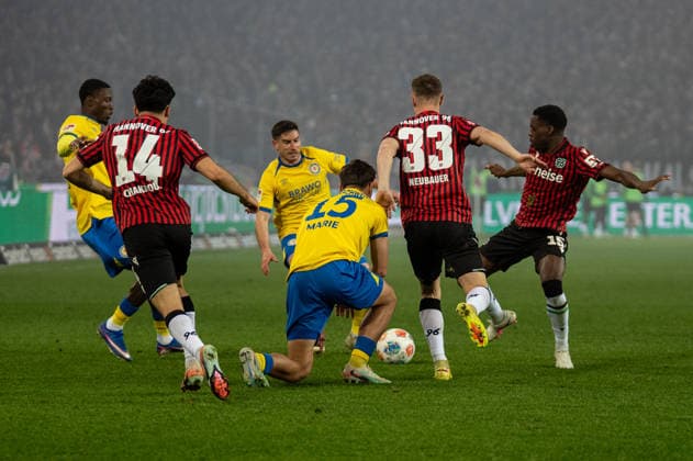 Germany Soccer 2 Bundesliga, Matchday 27 2025 2026, Hannover 96 Eintracht Braunschweig on 20 03 in Hannover Heinz von Heiden Arena Husseyn Chakroun Hannover 96 14 Maurice Neubauer Hannover 96 33 Noel Aseko Nkili Hannover 96 15 Max Marie Eintracht Braunschweig 15 Robin Heußer Eintracht Braunschweig 30 Aaron Opoku Eintracht Braunschweig 17 Copyright: xSvenxHeidmannx