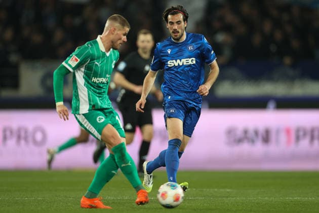 Roko Simic Karlsruher SC, 09 presses Jan Elvedi SpVgg Greuther Fuerth, 15 , Karlsruher SC vs SpVgg Greuther Fuerth, 2 Bundesliga, 27 Matchday, 2025 2026, 20 03 2026, DFL REGULATIONS PROHIBIT ANY USE OF PHOTOGRAPHS AS IMAGE SEQUENCES AND OR QUASI VIDEO, Karlsruher SC vs SpVgg Greuther Fuerth, 2 Bundesliga, 27 Matchday, 2025 2026, 20 03 2026 Karlsruhe Copyright: xEibner-Pressefoto JanxPrihodax EP_JPA