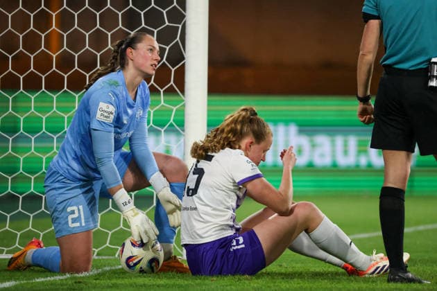 Essen, Germany 20 March 2026 1 Frauenbundesliga 21 Matchday SGS Essen vs FC Bayern Munich Women In the picture from left second Laura Pucks SGS is injured on the pitch, next to her goalkeeper Luisa Palmer SGS Copyright: HMBxMedia MadeleinexFantini
