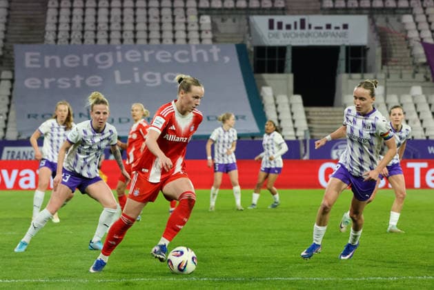 Essen, Germany 20 March 2026 1 Frauenbundesliga 21 Matchday SGS Essen vs FC Bayern Munich Women In the picture from left Julia Debitzki SGS , Franziska Kett FCB and Beke Sterner SGS Copyright: HMBxMedia MadeleinexFantini