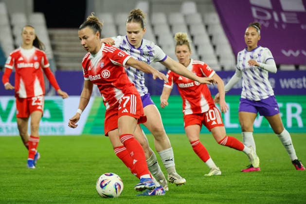 Essen, Germany 20 March 2026 1 Frauenbundesliga 21 Matchday SGS Essen vs FC Bayern Munich Women In the picture from left Arianna Caruso FCB and Paulina Platner SGS in a running duel Copyright: HMBxMedia MadeleinexFantini