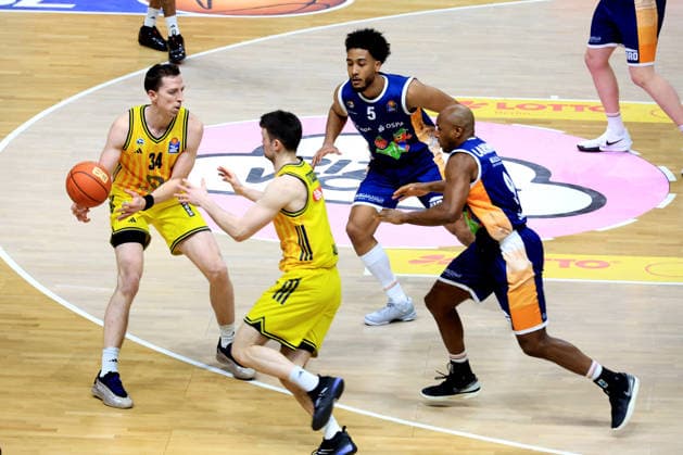 DEU, easyCredit BBL, ALBA vs Rostock Seawolves, 20 03 2026, Uber Arena, Berlin, DEU, easyCredit BBL, ALBA vs Rostock Seawolves, pictured Justin Bean ALBA Berlin 34 , JONAS MATTISSECK ALBA Berlin 9 , DeAndre Lansdowne Rostock Seawolves 9 , D Shawn Schwartz Rostock Seawolves 5 nordphotoxGmbHx xEngler nph00076
