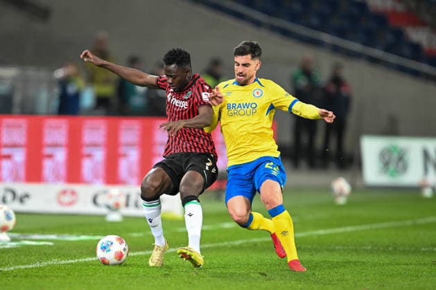 2 Bundesliga Hannover 96 Eintracht Braunschweig on 20 03 2026 at the HDI Arena in Hannover Mustapha Bundu Hannover in a duel against Fabio Di Michele Sanchez Braunschweig MT