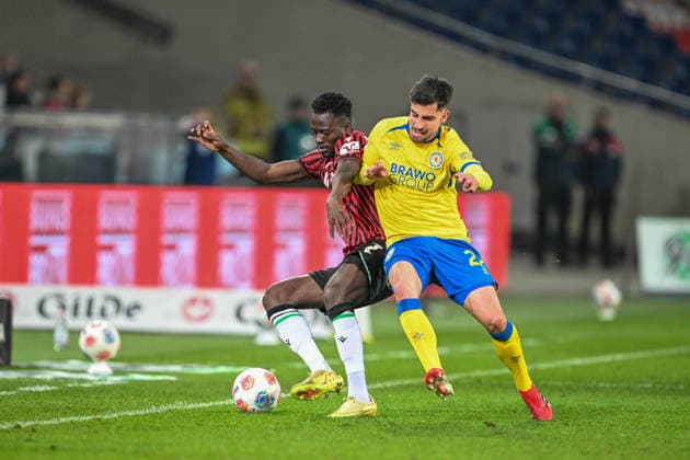 2 Bundesliga Hannover 96 Eintracht Braunschweig on 20 03 2026 at the HDI Arena in Hannover Mustapha Bundu Hannover in a duel against Fabio Di Michele Sanchez Braunschweig MT
