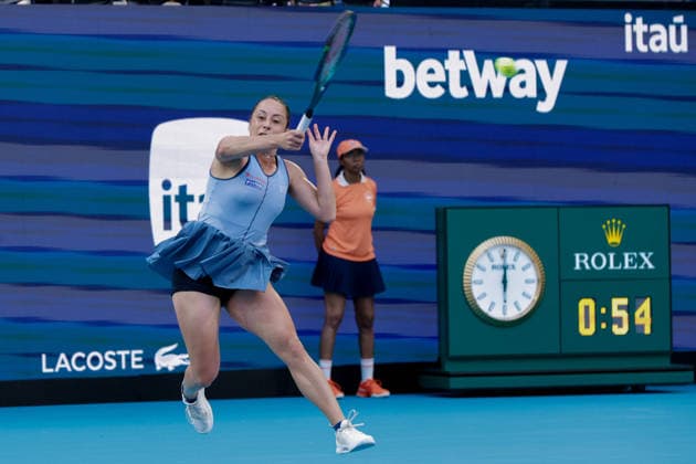 MIAMI GARDENS, FL - MARCH 20: Eliisabetta Cocciaretto (ITA) in action during a women™s singles match against Coco Gauff (USA) at the Miami Open on March 20, 2026, at Hard Rock Stadium in Miami Gardens, Florida,(Photo by Chris Arjoon Icon Sportswire) TENNIS: MAR 20 Miami Open EDITORIAL USE ONLY Icon2603200010110