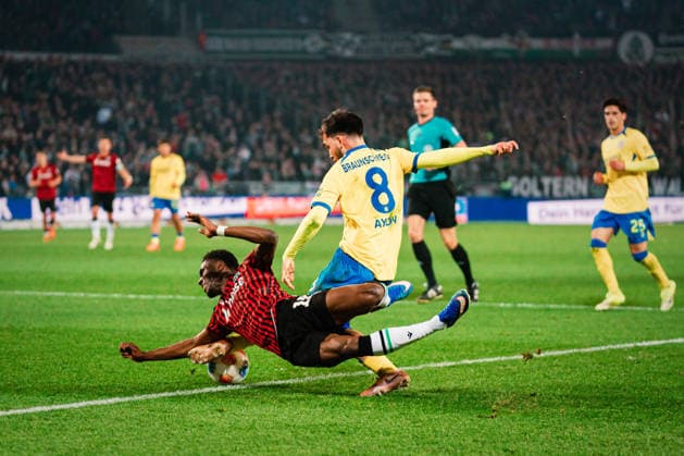 2 Bundesliga Hannover 96 vs Eintracht Braunschweig, 20 03 2026 Mehmet Can Aydin Eintracht Braunschweig, 8 in duel against Noel Aseko Nkili Hannover 96, 15 Soccer, 2 Bundesliga, Matchday 27 Hannover 96 vs Eintracht Braunschweig on 20 03 2026 at Heinz von Heiden Arena, Hannover DFL REGULATIONS PROHIBIT ANY USE OF PHOTOGRAPHS AS IMAGE SEQUENCES AND OR QUASI VIDEO Copyright: xBEAUTIFULxSPORTS Tonhäuserx