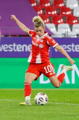 20 03 2026, xgrfx, Soccer Google Pixel Women Bundesliga, SGS Essen FC Bayern Munich v l Linda Dallmann FC Bayern Munich DFL DFB REGULATIONS PROHIBIT ANY USE OF PHOTOGRAPHS as IMAGE SEQUENCES and or QUASI VIDEO Essen