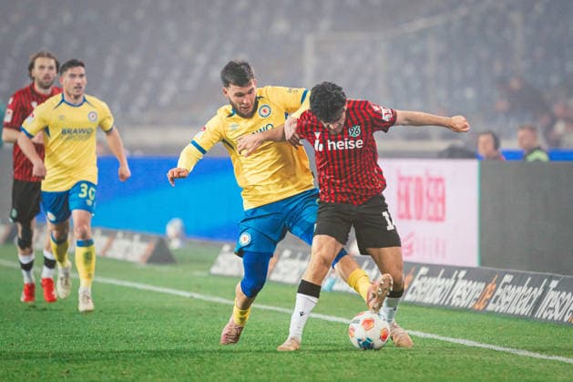 2 Bundesliga Hannover 96 vs Eintracht Braunschweig, 20 03 2026 Husseyn Chakroun Hannover 96, 14 in duel against Mehmet Can Aydin Eintracht Braunschweig, 8 Soccer, 2 Bundesliga, Matchday 27 Hannover 96 vs Eintracht Braunschweig on 20 03 2026 at Heinz von Heiden Arena, Hannover DFL REGULATIONS PROHIBIT ANY USE OF PHOTOGRAPHS AS IMAGE SEQUENCES AND OR QUASI VIDEO Copyright: xBEAUTIFULxSPORTS Tonhäuserx