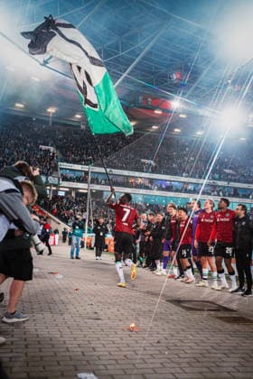 2 Bundesliga Hannover 96 vs Eintracht Braunschweig, 20 03 2026 Hannover 96 cheers to the derby victory, here Mustapha Bundu Hannover 96, 7 with a 96 flag Football, 2 Bundesliga, Matchday 27 Hannover 96 vs Eintracht Braunschweig on 20 03 2026 at Heinz von Heiden Arena, Hannover DFL REGULATIONS PROHIBIT ANY USE OF PHOTOGRAPHS AS IMAGE SEQUENCES AND OR QUASI VIDEO Copyright: xBEAUTIFULxSPORTS Tonhäuserx