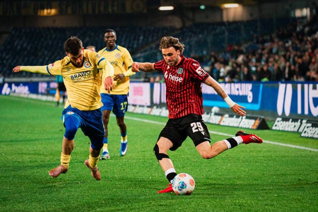 2 Bundesliga Hannover 96 vs Eintracht Braunschweig, 20 03 2026 Kolja Nuno Oudenne Hannover 96, 29 crosses the ball, Mehmet Can Aydin Eintracht Braunschweig, 8 comes too late Football, 2 Bundesliga, Matchday 27 Hannover 96 vs Eintracht Braunschweig on 20 03 2026 at Heinz von Heiden Arena, Hannover DFL REGULATIONS PROHIBIT ANY USE OF PHOTOGRAPHS AS IMAGE SEQUENCES AND OR QUASI VIDEO Copyright: xBEAUTIFULxSPORTS Tonhäuserx