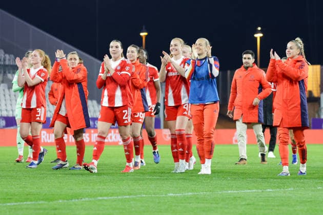 20 03 2026, xgrfx, Soccer Google Pixel Womens Bundesliga, SGS Essen FC Bayern Munich v l The team celebrates the victory with the fans FC Bayern Munich DFL DFB REGULATIONS PROHIBIT ANY USE OF PHOTOGRAPHS as IMAGE SEQUENCES and or QUASI VIDEO Essen