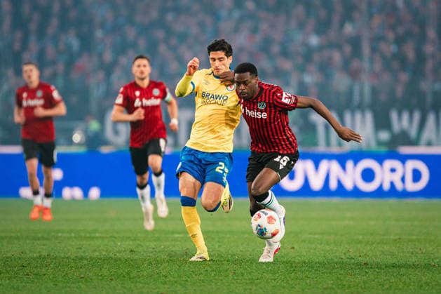 2 Bundesliga Hannover 96 vs Eintracht Braunschweig, 20 03 2026 Sanoussy Ba Eintracht Braunschweig, 25 vs Noel Aseko Nkili Hannover 96, 15 in duel Football, 2 Bundesliga, Matchday 27 Hannover 96 vs Eintracht Braunschweig on 20 03 2026 at Heinz von Heiden Arena, Hannover DFL REGULATIONS PROHIBIT ANY USE OF PHOTOGRAPHS AS IMAGE SEQUENCES AND OR QUASI VIDEO Copyright: xBEAUTIFULxSPORTS Tonhäuserx