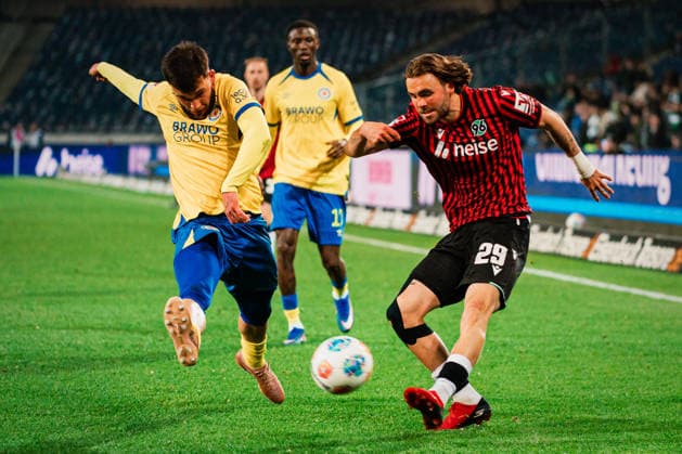 2 Bundesliga Hannover 96 vs Eintracht Braunschweig, 20 03 2026 Kolja Nuno Oudenne Hannover 96, 29 crosses the ball, Mehmet Can Aydin Eintracht Braunschweig, 8 comes too late Football, 2 Bundesliga, Matchday 27 Hannover 96 vs Eintracht Braunschweig on 20 03 2026 at Heinz von Heiden Arena, Hannover DFL REGULATIONS PROHIBIT ANY USE OF PHOTOGRAPHS AS IMAGE SEQUENCES AND OR QUASI VIDEO Copyright: xBEAUTIFULxSPORTS Tonhäuserx