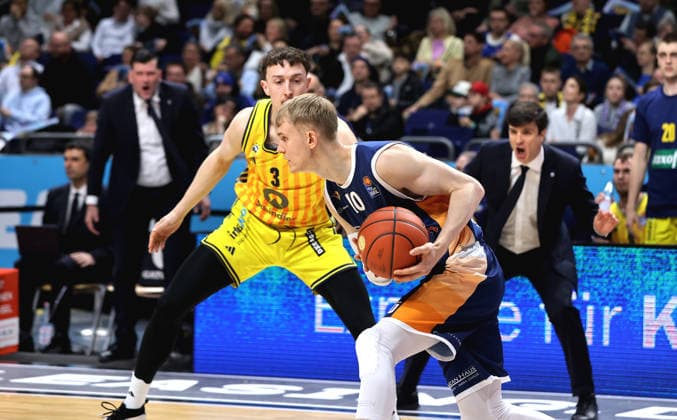 Alex O Connell, Lukasz Kolenda on the ball, behind them co-coach Sebastian Trzcionka, coach Pedro Calles Sport Basketball BBL Bundesliga Men 25 Matchday Season 2025 2026 20 03 2026 ALBA Berlin vs Rostock Seawolves