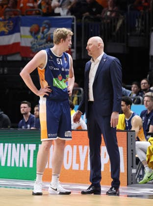 Coach Przemyslw Frasunkiewicz talks to Bent Leuchten Sport Basketball BBL Bundesliga Men 25 Matchday Season 2025 2026 20 03 2026 ALBA Berlin vs Rostock Seawolves