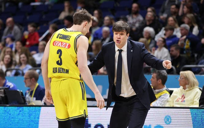 Alex O Connell, coach Pedro Calles gives instructions Upper body action Sport Basketball BBL Bundesliga Men 25 Matchday Season 2025 2026 20 03 2026 ALBA Berlin vs Rostock Seawolves