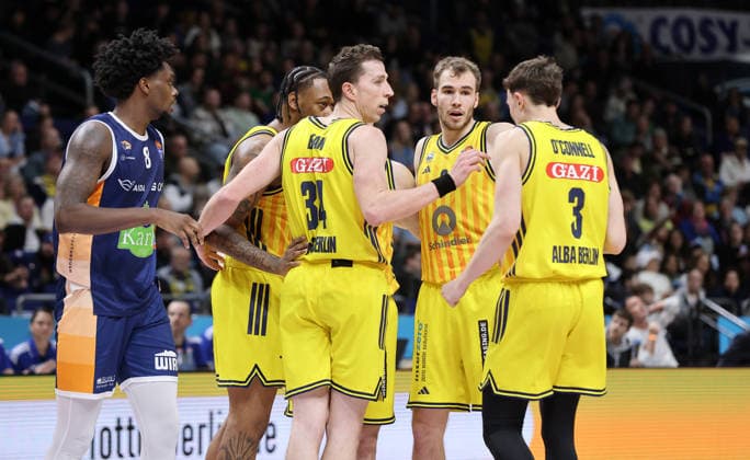 li Kassim Nicholson, Alba players confer, J Wan Roberts, Justin Bean, Malte Delow, Alex O Connell action upper body Sports Basketball BBL Bundesliga Men 25 Matchday Season 2025 2026 20 03 2026 ALBA Berlin vs Rostock Seawolves