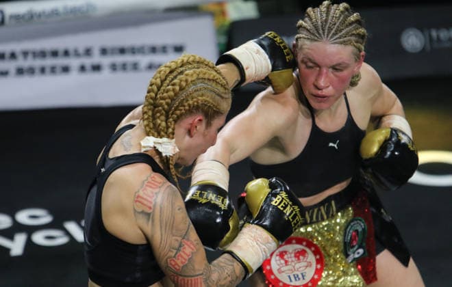Boxen: WM-Kampf des Verbandes IBF im Federgewicht zwischen Titelverteidigerin Nina Meinke (r. Berlin) und Herausforderin Dyana Vargas (l. Dominikanische Republik) in der Fischauktionshalle in Hamburg. *** Boxing World Championship IBF featherweight bout between defending champion Nina Meinke r Berlin and challenger Dyana Vargas l Dominican Republic at the Fischauktionshalle in Hamburg