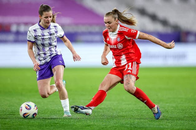 20 03 2026, Football, 1 Womens Bundesliga, SGS Essen FC Bayern München, Stadion Hafenstraße, Google Pixel Frauenbundesliga, 21 Matchday, Season 2025 2026 Shari Van Belle SGS Essen 14 in duel against Georgia Stanway FC Bayern Muenchen 31 DFB regulations prohibit any use of photographs as image sequences and or quasi video Nordrhein Westfalen Germany